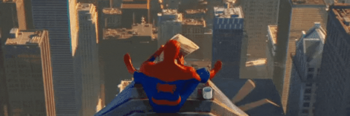 Personagem do cinema e dos quadrinhos Homem-Aranha no alto de um arranha-céu  vê a cidade do alto. Está sentado, de costas para a tela e abre uma jornal de papel. Fonte: Canva e Giphy. Artigo: Bianca Piquet.